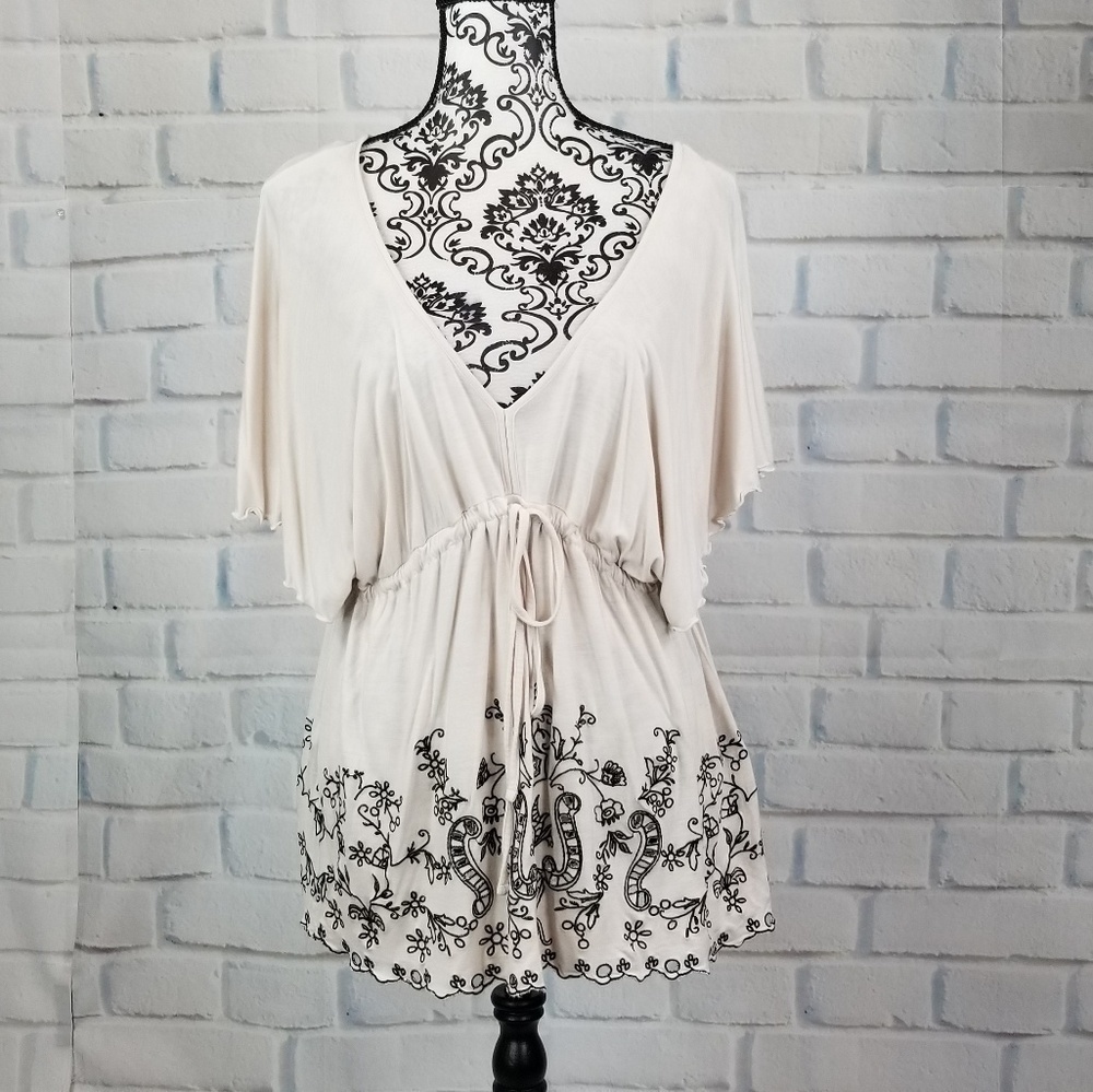 Kische size small flutter sleeve embroidered top